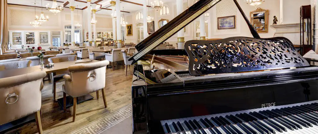 Piáno v kaviarni Mozart v Hoteli Lomnica