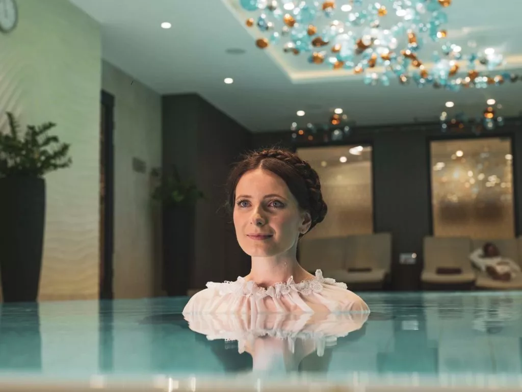 žena v bazéne v Hoteli Lomnica