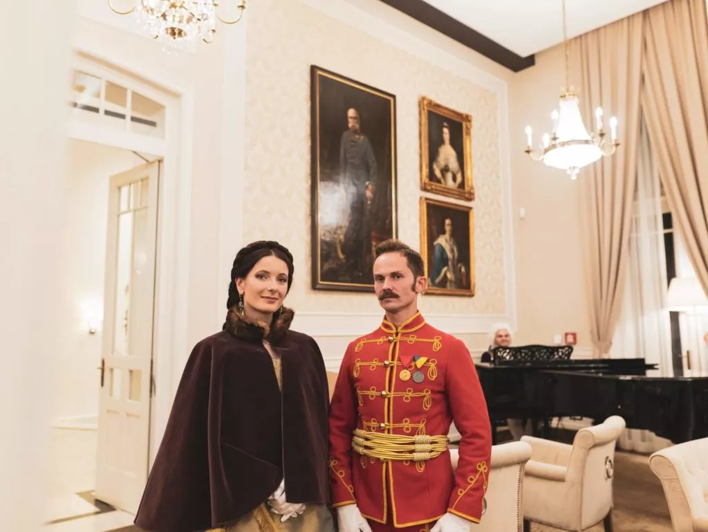 Pár v historickom oblečení v Hoteli Lomnica