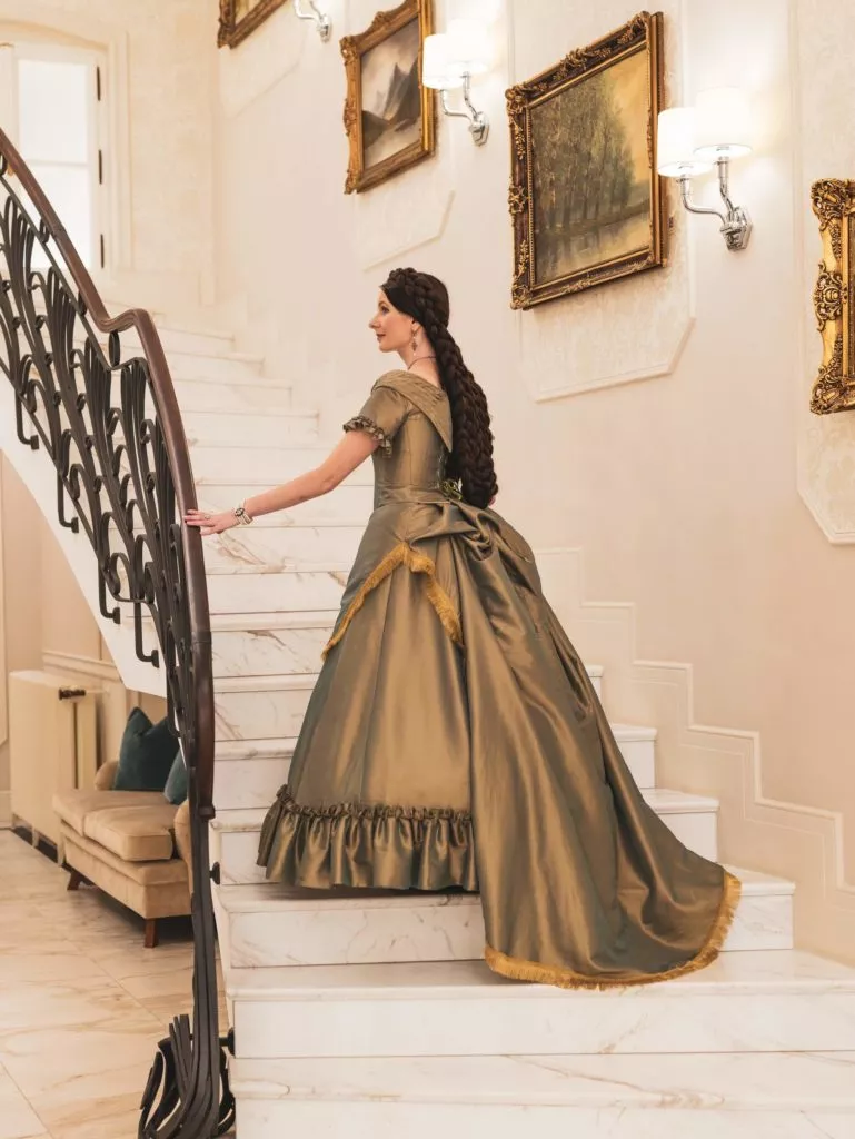 Žena v historickom oblečení v Hoteli Lomnica