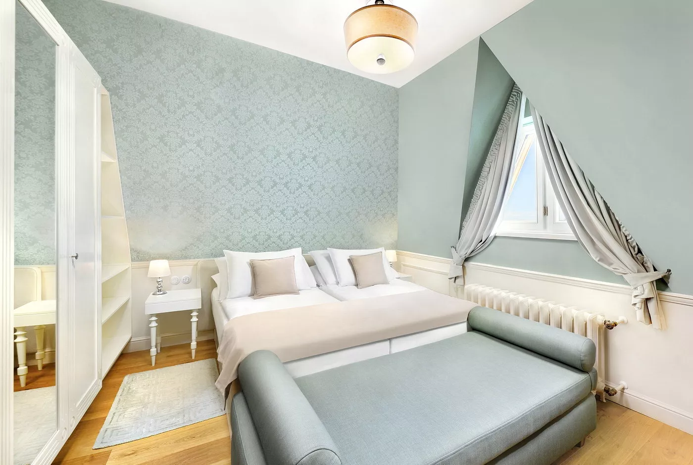 Izba s manželskou posteľou v Hoteli Lomnica vo Vysokých Tatrách