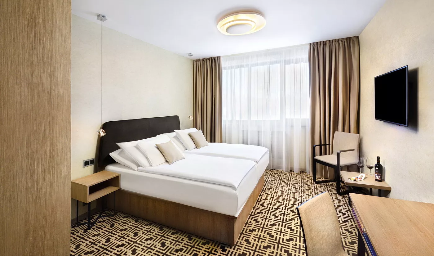 Izba s manželskou posteľou v Hoteli Lomnica vo Vysokých Tatrách